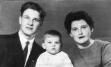 1966, Серёжа с родителями